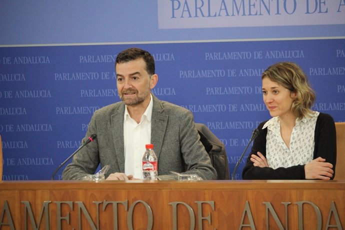 El coordinador de IULV-CA, Antonio Maíllo, y la eurodiputada Marina Albiol