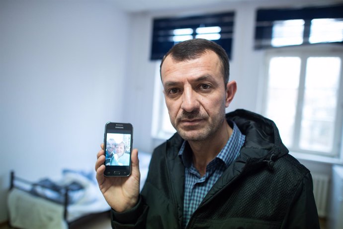 Un solicitante de asilo en Alemania muestra su móvil con una foto con Merkel