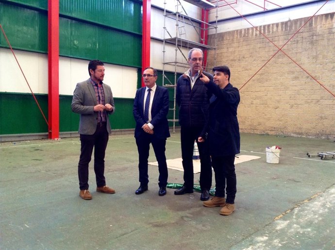 Visita al inicio de las obras para la sala de tenis de mesa