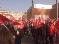 CCOO y UGT se concentran ante la Creex en Badajoz para "desbloquear" el acuerdo de negociación colectiva