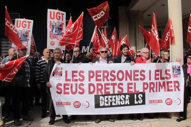 UGT y CCOO se concentran ante la CAEB