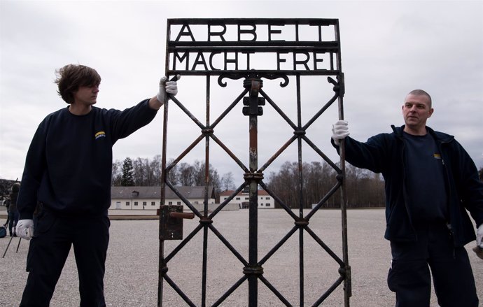 La puerta con el lema 'El trabajo te hace libre' en el campo de Dachau