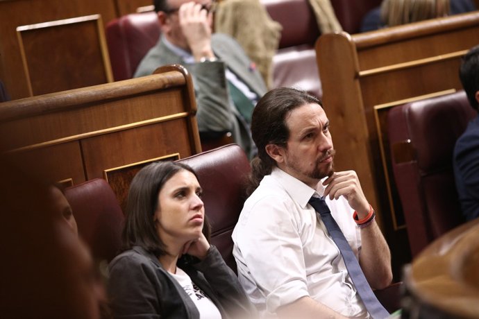 Irene Montero i Pablo Iglesias durant el discurs de Mauricio Macri