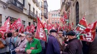 Centenares de personas convocadas CCOO y UGT piden ante patronales andaluzas recuperar salario y desbloqueo de convenios
