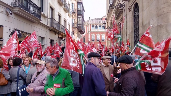 Concentración ante la sede de la CES en Sevilla de UGT y CCOO