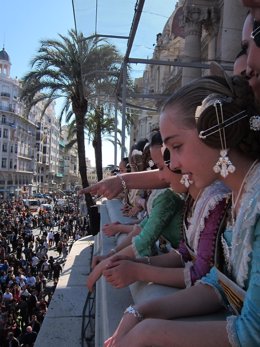 Falleras Presencian La Mascletà Desde El Balcón Del Ayuntamiento De Valencia.