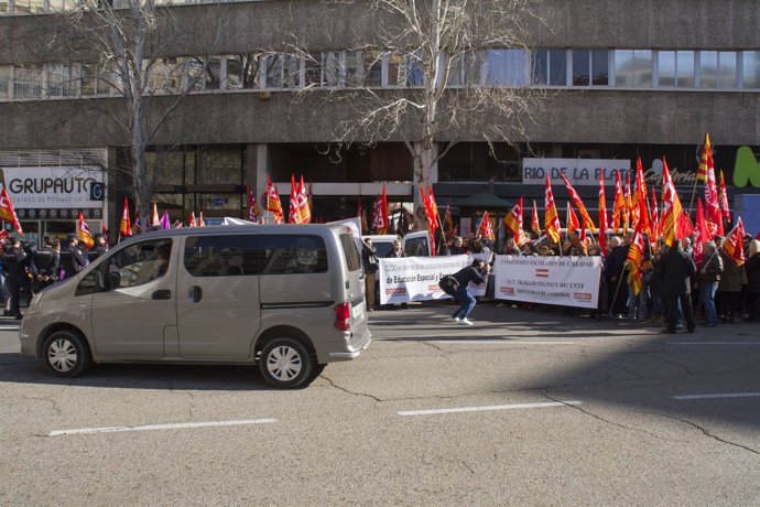 Protesta de CC.OO. Y UGT ante la sede de CEPYME