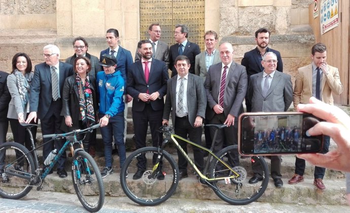 Autoridades y organizadores de la prueba posan ante la Mezquita de Córdoba