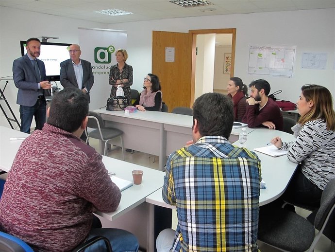 El delegado de Economía en Almería, Miguel Ángel Tortosa, en un taller del CADE