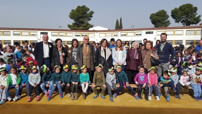 Autoridades y alumnos durante las celebraciones