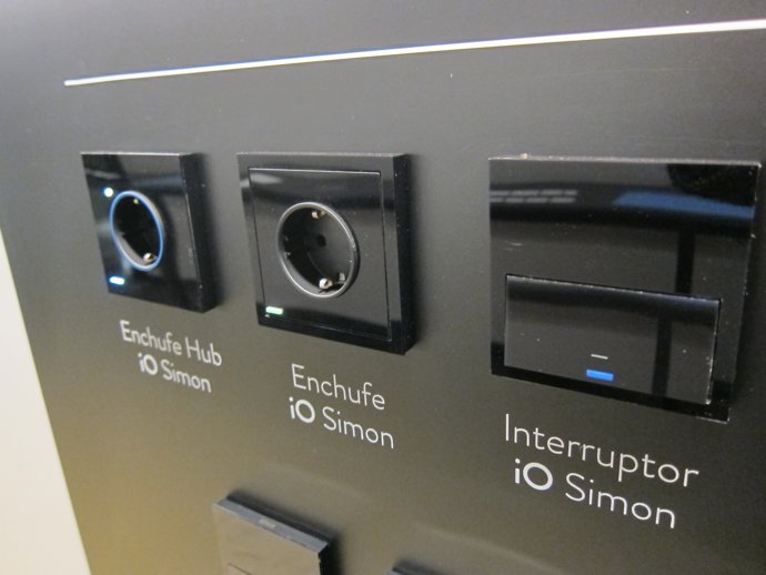 Endolls i interruptor Seriï 100 de Simon, IoT