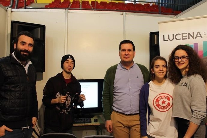 Mayoral (izda.), en el Salón del Estudiante de Lucena