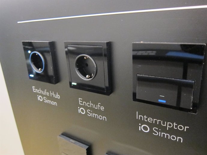 Enchufes e interruptor Serie 100 de Simon, IoT