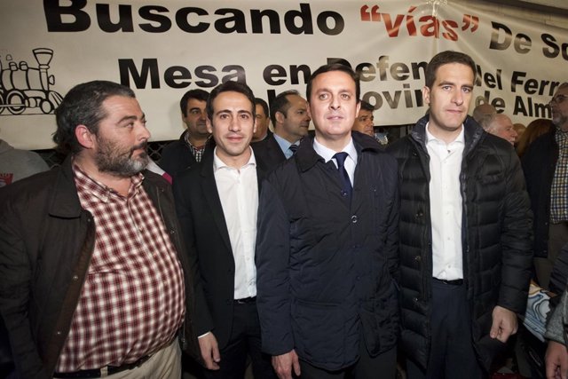 Javier Aureliano García y Óscar Liria en la concentración #PorUnTrenDigno.