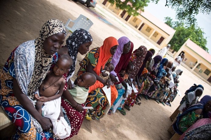 Madres e hijos esperando en una clínica de MSF en Nigeria