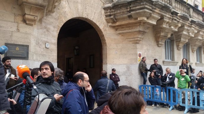 Ambiente a las puertas de la Audiencia de Palma