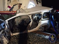 El tren arrolla un turismo en el paso a nivel de Pozo Estrecho (Cartagena) sin causar heridos