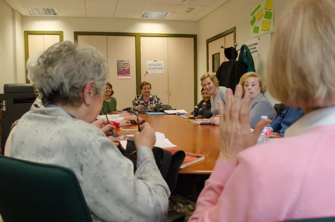 Personas mayores, reunión de jubilados, charlas de jubilados, lectura