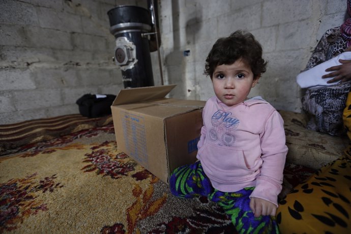 Niño refugiado sirio con frío