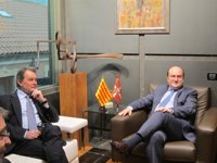 Ortuzar y Mas intercambian puntos de vista sobre la situación del Estado, y de Euskadi y Cataluña