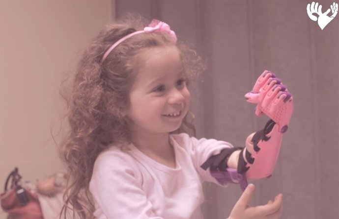 Mano protésica fabricada en 3D, fabricada por Fundación Prótesis 3D junto a E-Na