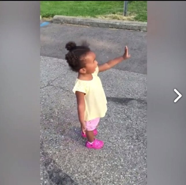 Niña discute con su padre la sucesión de números