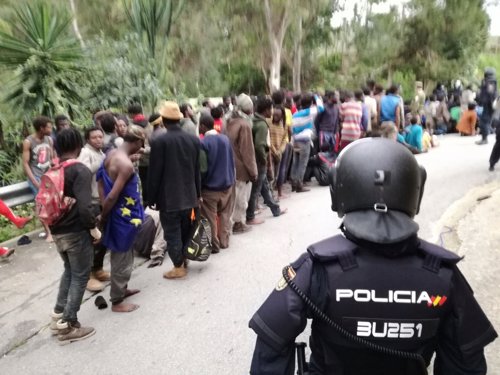 Más de 400 inmigrantes entran en Ceuta por la frontera del Tarajal