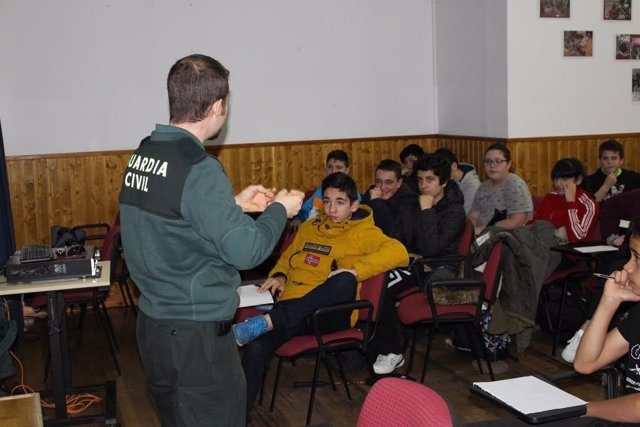 Agente Guardia Civil en aulas 