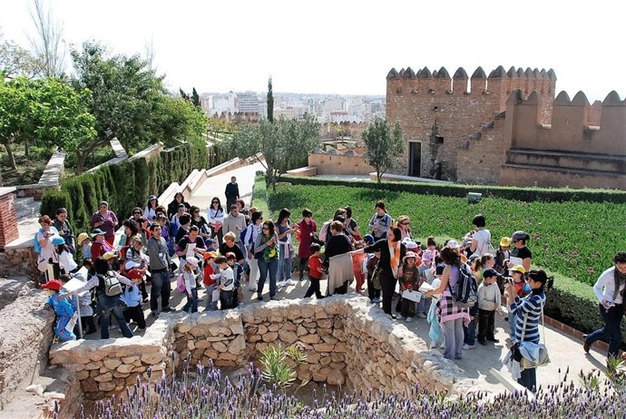 Niños visitan la Alcazaba de Almería