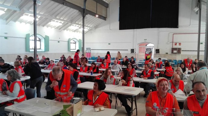 Voluntarios en las votaciones de Decide Madrid