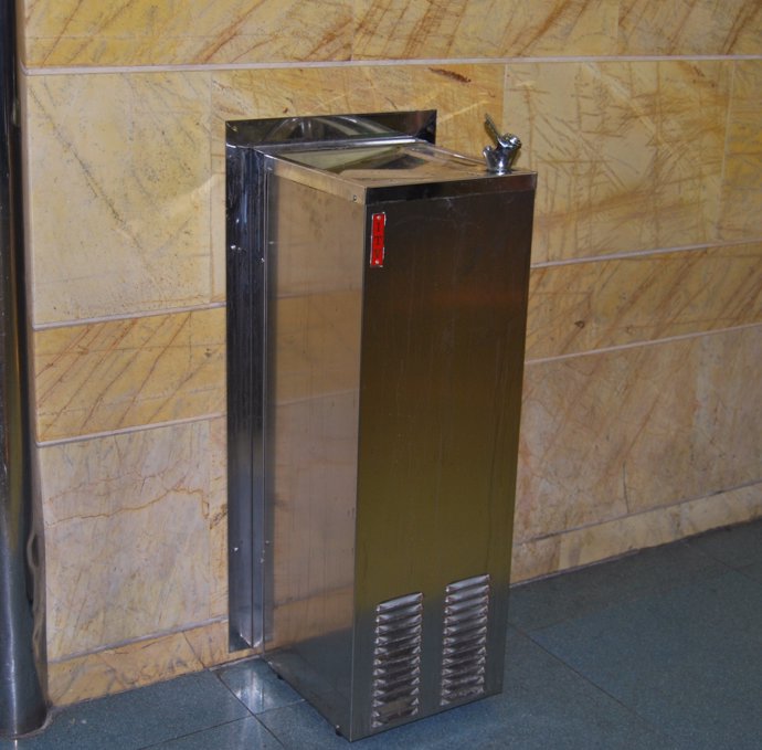 Fuente de agua potable en un aeropuerto canario