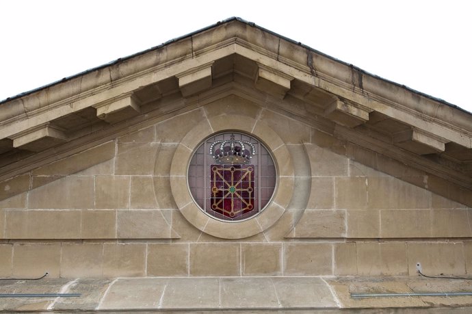 Vidriera con el escudo de Navarra en la fachada principal del Palacio