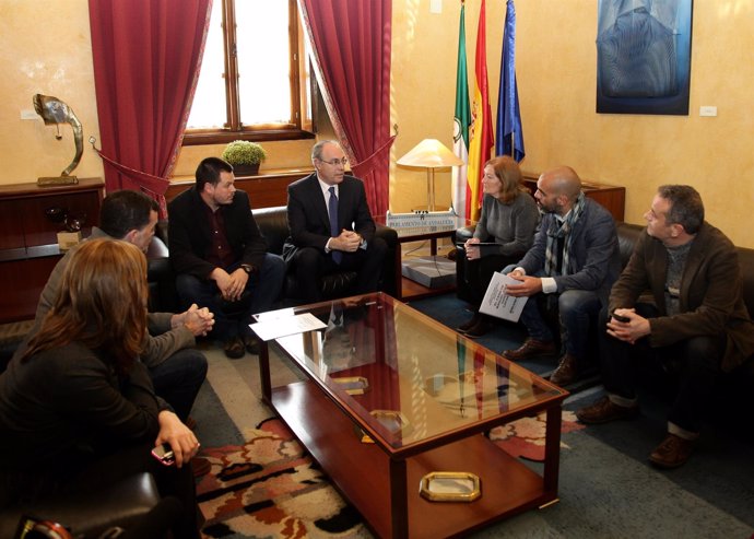 Familiares de García Caparrós reunidos con Juan Pablo Durán y diputados de IU-CA