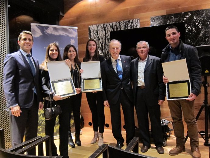 Miguel Torres con los galardonados en los I Premios Torres & Earth 