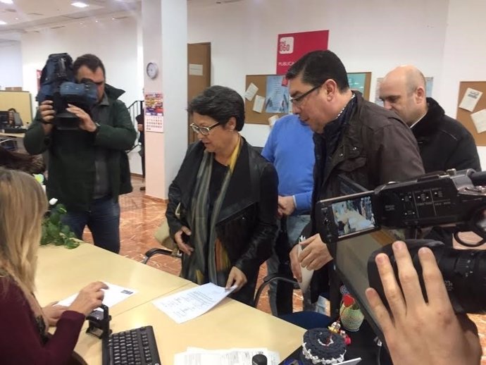 Miembros del PSOE registran petición en la Subdelegación del Gobierno en Huelva.