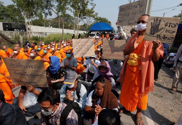 Dhammakaya temple Buddhist monks scuffle with police after they defied police or
