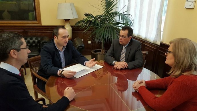 Reunión de miembros de la asociación de alojamientos con la subdelegada.