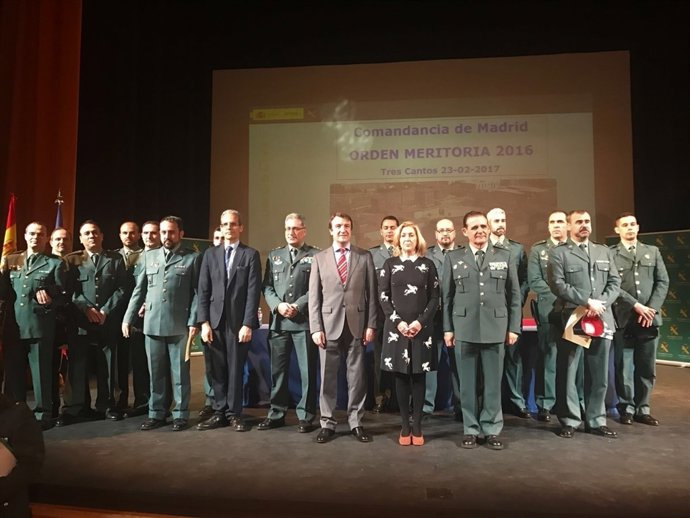 Foto de los premiados con las autoridades