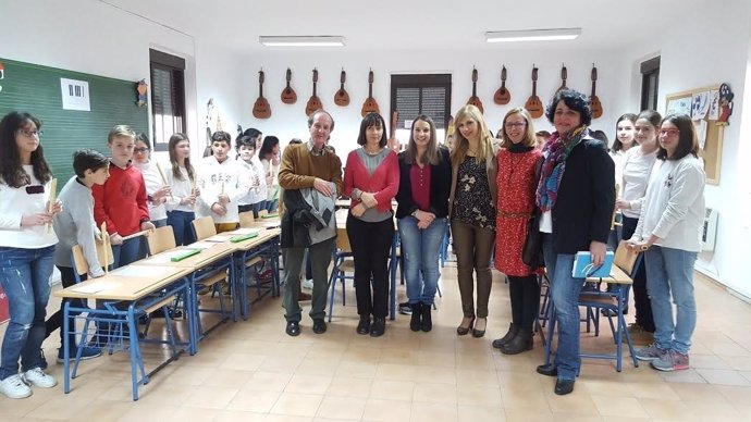 Ruiz (centro) visita el colegio López Diéguez