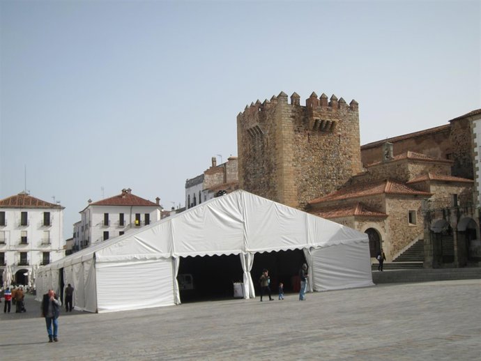 Carpa del carnaval instalada en la Plaza Mayor de Cáceres                     