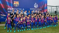 Bartomeu y Ronaldinho visitan la FCBEscola del Barça en Hainan