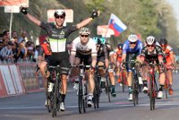 Cavendish, primer líder en el Abu Dhabi y Contador se cae sin consecuencias