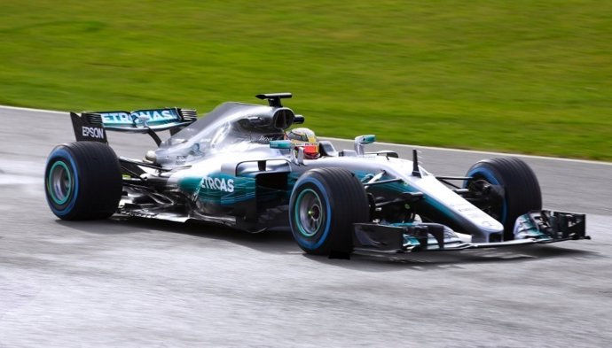 Hamilton pilota el nou W08 de Mercedes