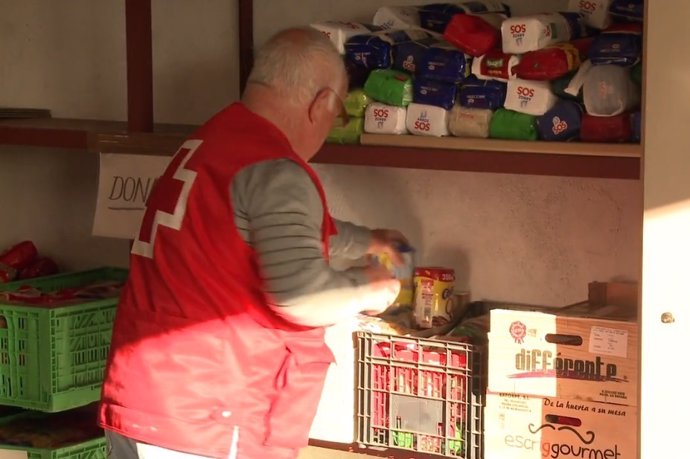 Voluntario en un almacén de alimentos de Cruz Roja