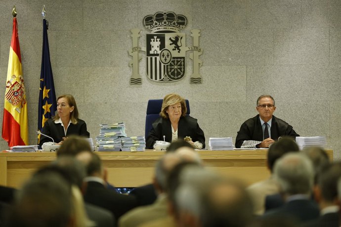 Tribunal del judici per les targetes black, presidit per Ángela Murillo