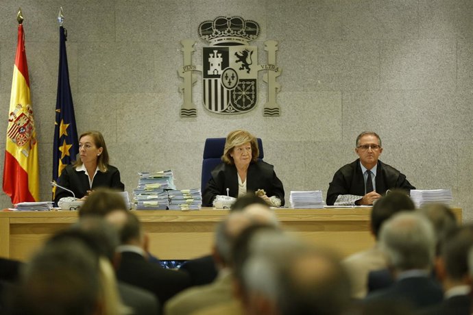 Tribunal del judici per les targetes black, presidit per Ángela Murillo
