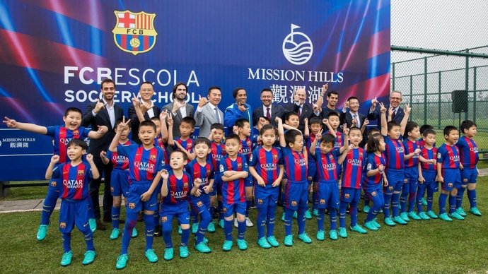 Bartomeu i Ronaldinho visiten la FCBEscola a la Xina