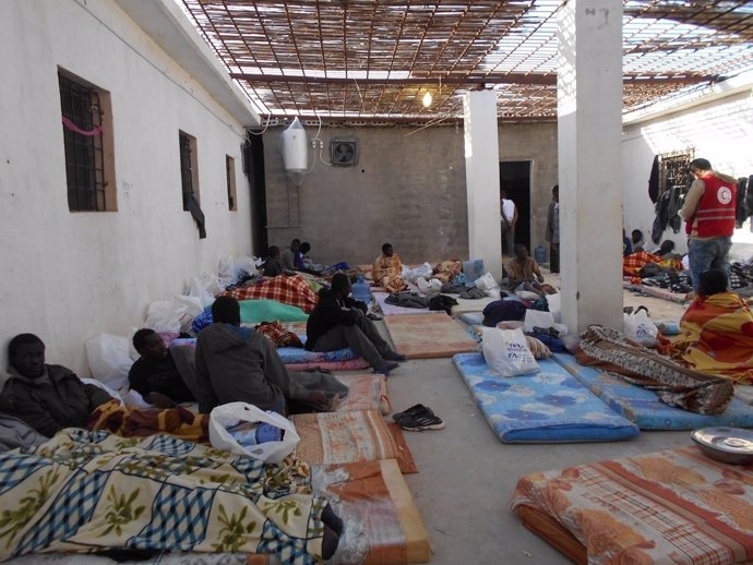 Migrantes localizados en un contenedor en Libia