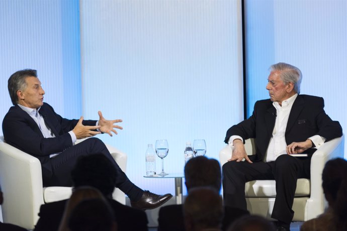 El presidente argentino, Mauricio Macri, con Vargas Llosa en Casa de América