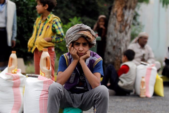 Un niño con ayuda alimentaria en Saná
